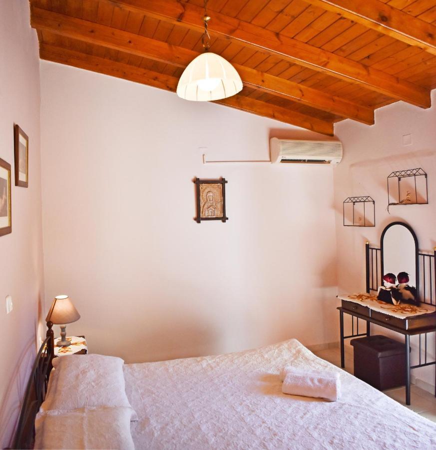 Marilou'S Cottage Agios Matthaios  Екстер'єр фото